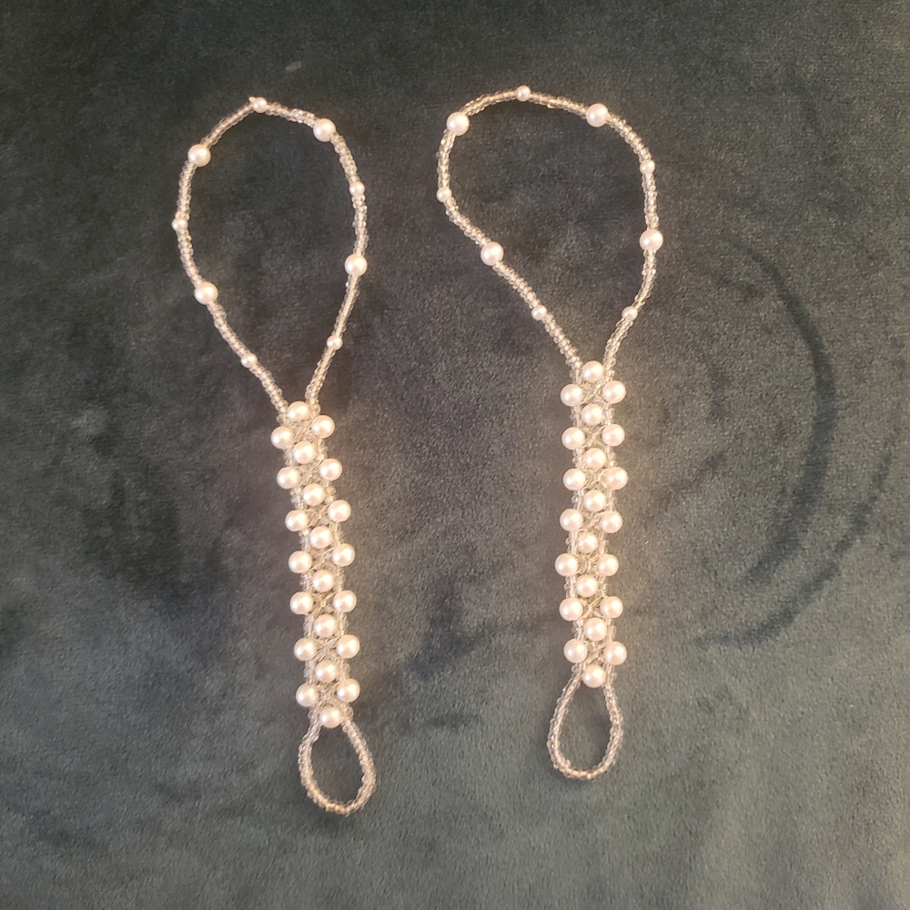 Pearl design anklet with toe connector